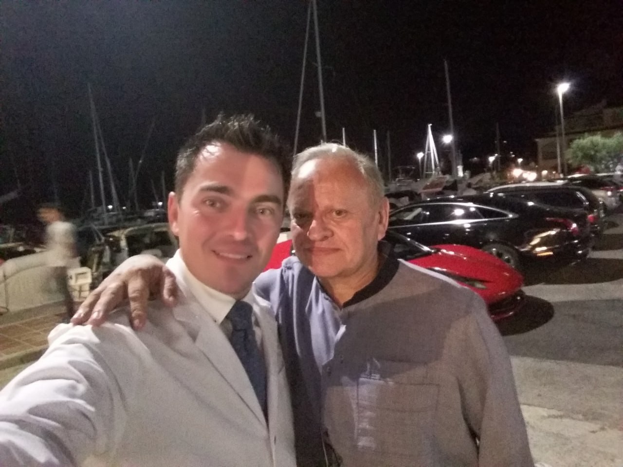 Mario Andries con Joël Robuchon, de noche, en el puerto deportivo de Altea en 2017.